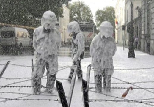 ZAPPING ACTU DU 09/10/2013 - Les pompiers belges aspergent les policiers de mousse