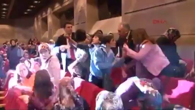 Protestocu Kadınlara 2 Erkek Şaldırdı - Emine Erdoğan Fatma Şahin Konferansı ! 9.10.2013