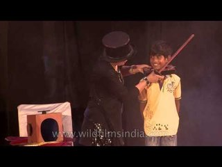 Amazing tricks by :- Magician Sangeeta at Dilli Haat