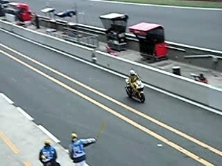 Vidéo rossi a la sorti du padock