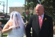 Une mariée accro qui écrit un texto pendant son mariage..