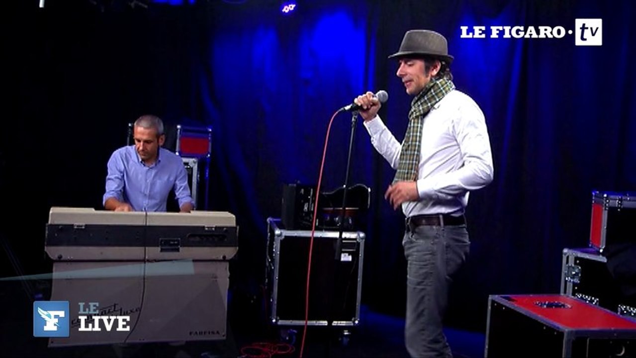 Thomas Fersen chante "Donne-moi un petit baiser" en live