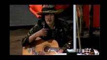 Andy McCoy skulaa skebaa! Soittaa kitaraa (Julkkis Big Brother Finland)