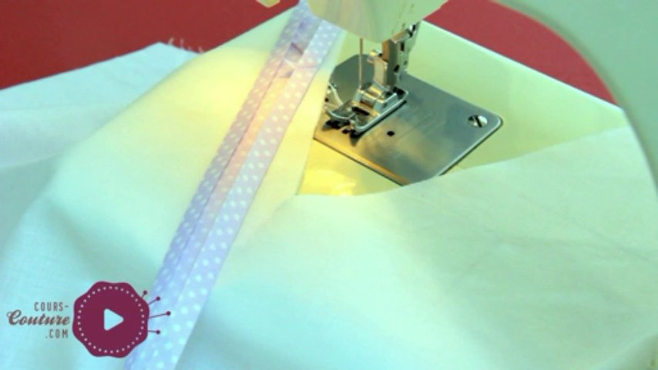 Cours de couture - Apprendre à coudre du biais plaqué sur un col en V - Tuto de couture