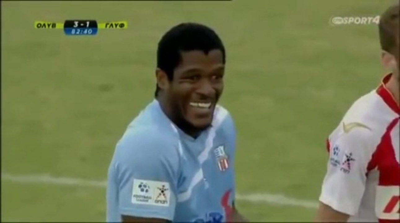 Il explose de rire après avoir reçu un rouge après 7 secondes de jeu !