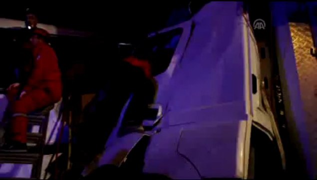 Yolcu otobüsüyle tır çarpıştı; 2 kişi öldü, 35 kişi yaralandı