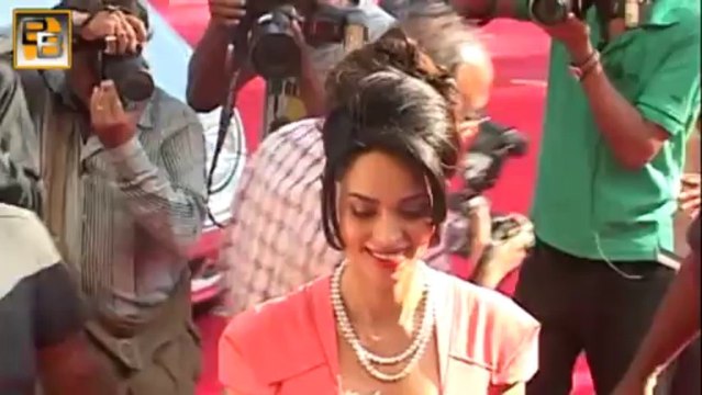 Mallika Sherawat Gets BADLY MOBBED in a Village
