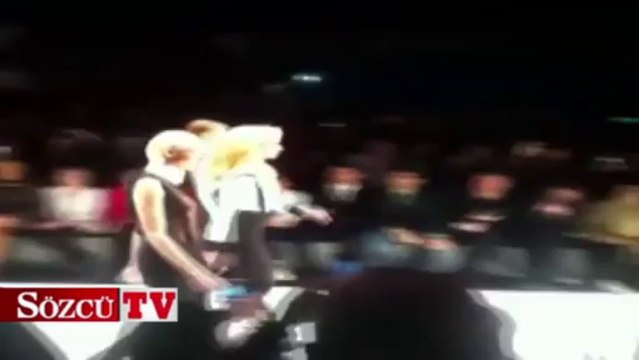 Çağla Şikel podyumda fena düştü