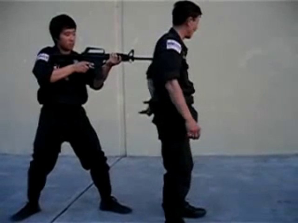 Comment se défendre contre un fusil dans le dos ?