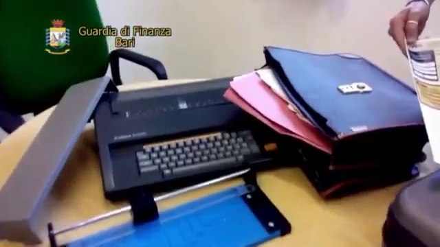 Molfetta (BA) - Scoperta stamperia polizze assicurative false (09.10.13))
