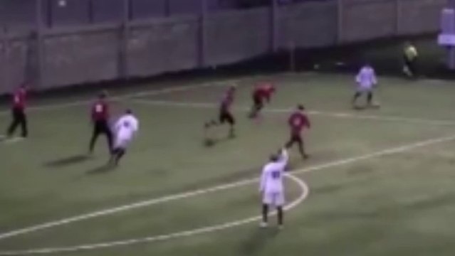 Un magnifique coup du foulard qui attrape la lucarne !