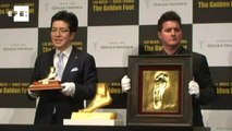 Joalheria apresenta réplica em ouro do pé de Messi avaliada em R$ 10 milhões