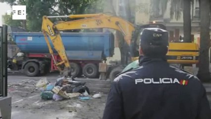 Camiones de una empresa pública recogen la basura en Jerez escoltados por la Policía