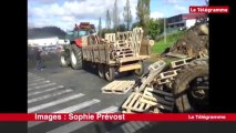 Lampaul-Guimiliau (29). Gad : un tracteur déverse des palettes devant l'usine