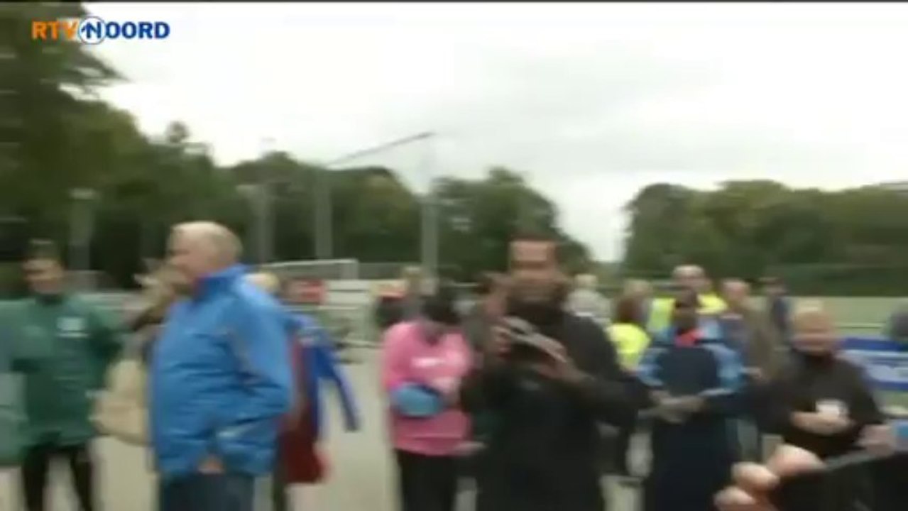 FC Groningen-speler doet voor camera verstandelijk gehandicapte na - RTV Noord