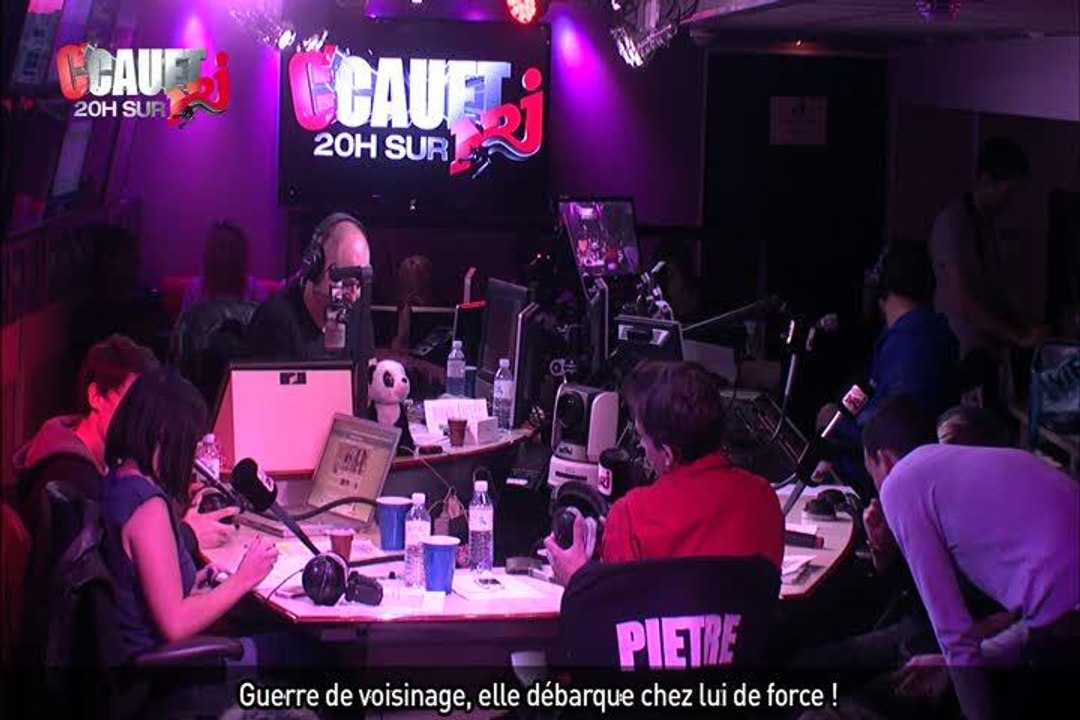 Guerre de voisinage, elle débarque chez lui de force !