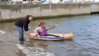 Le bateau en carton mis à l\'eau