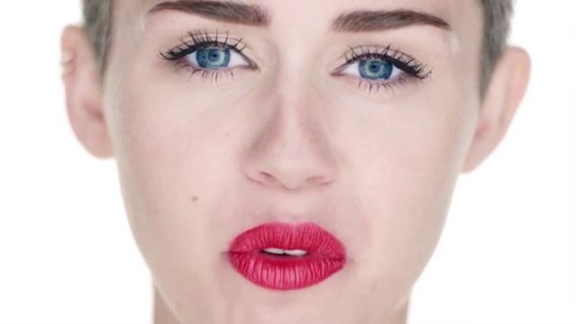 Superbe mashup de Miley Cyrus & Sinéad O'Connor!! Nothing Compares To Wrecking Ball!!