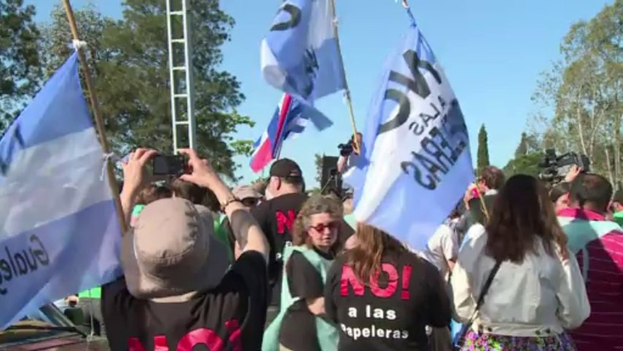 Argentina insta Uruguay a dialogar