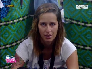 Érica ainda está apaixonada pelo João! Ela é uma boa atriz!