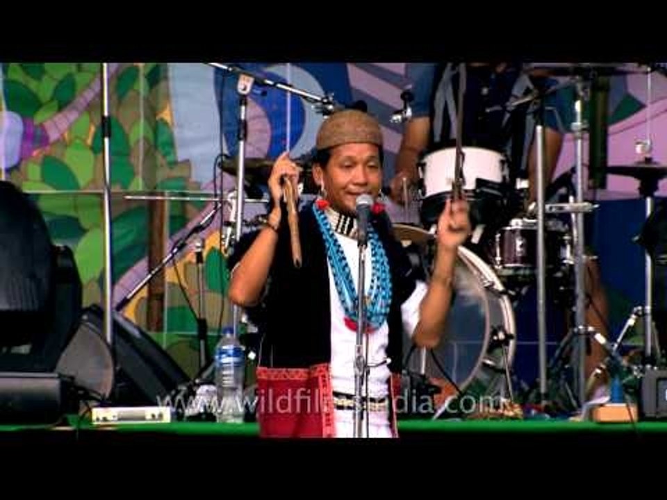 Omak Komut Collective performs 'Deylong'