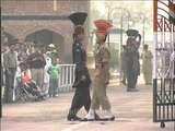 Indian soldier and Pakistan soldier gave a friendly hand-shake at Wagah Border