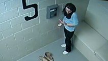 Un policier jette une femme sur un lit en béton