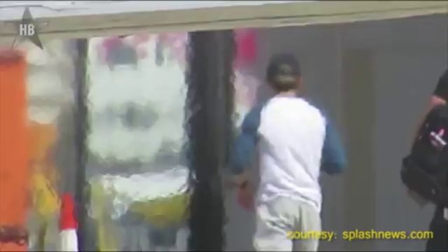 One Direction's Harry Styles Boarding Private Jet Without His Band Mates From Sydney, Australia