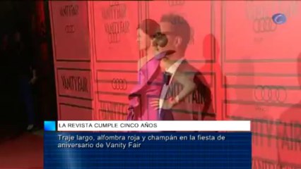 Traje largo y champán en la fiesta del quinto aniversario de Vanity Fair