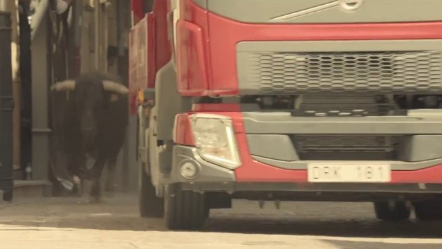Un camion Volvo poursuivit par des taureaux en furie!! Pub Volvo Trucks 2013