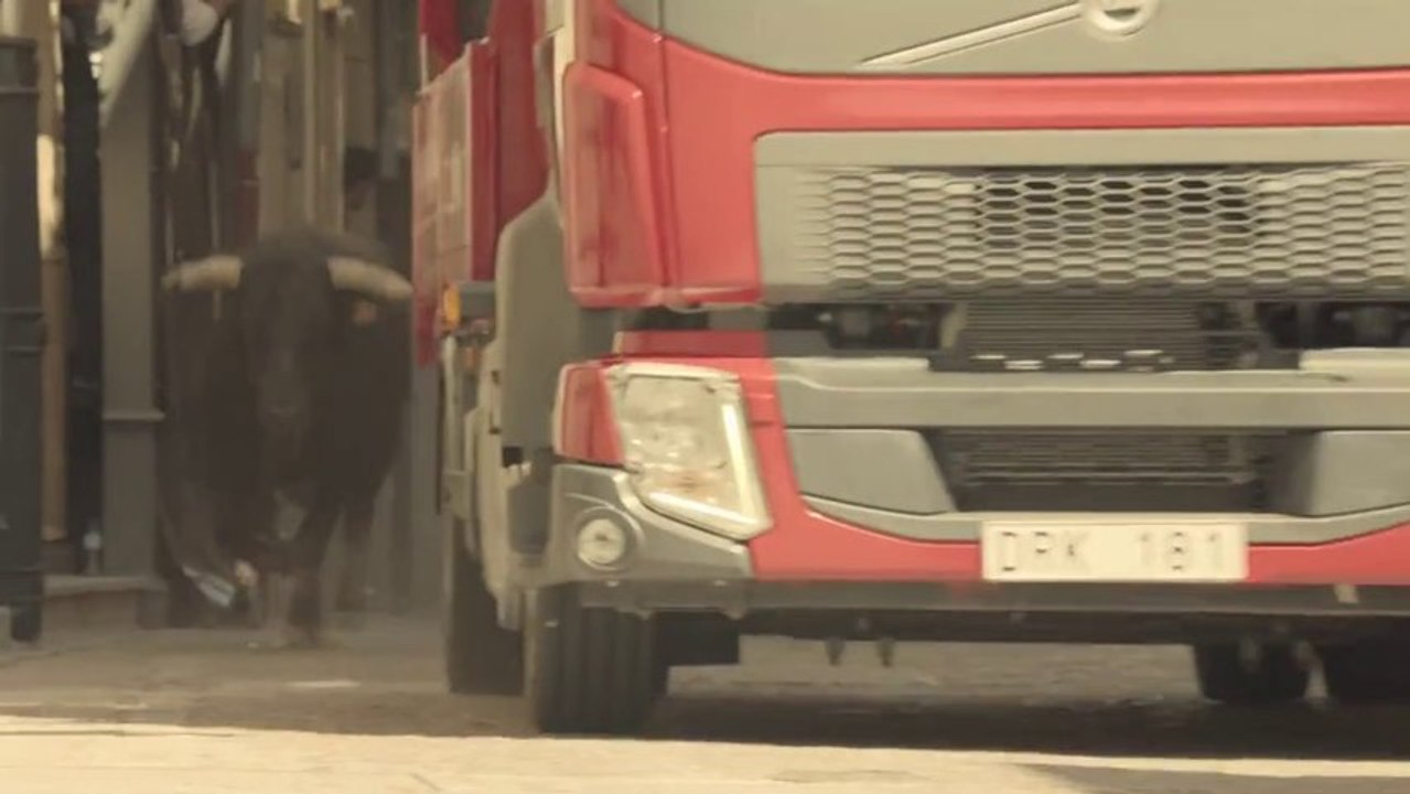 Un camion Volvo poursuivit par des taureaux en furie!! Pub Volvo Trucks 2013