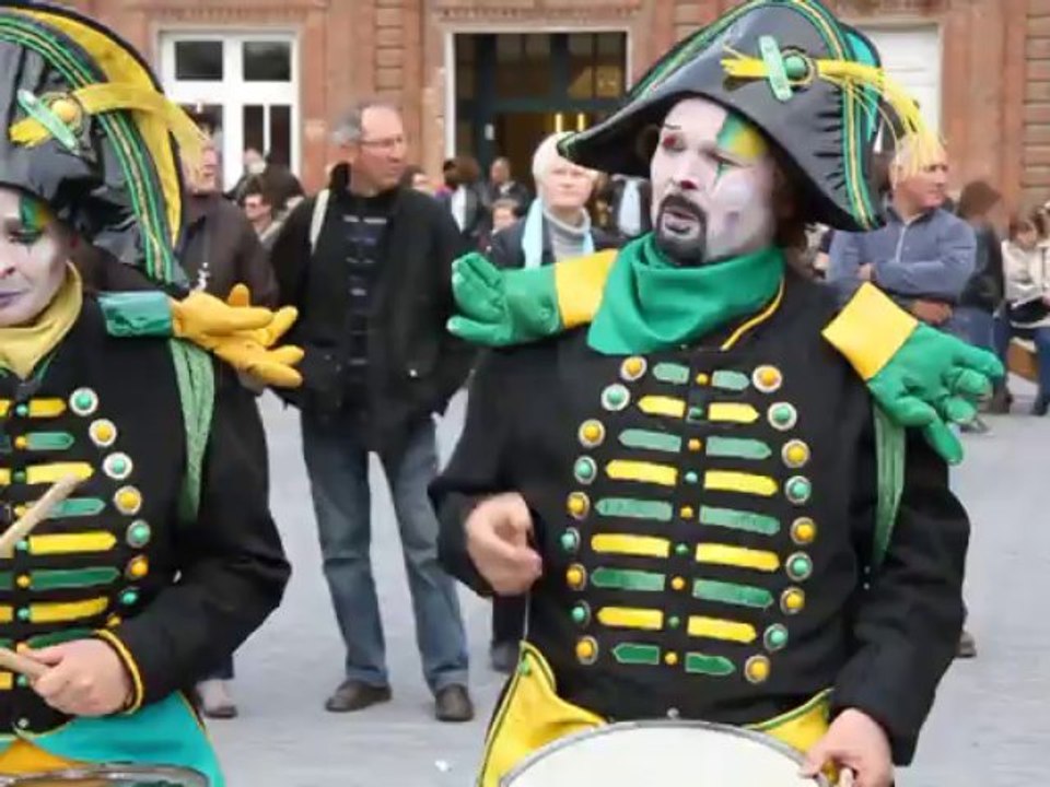 1er Mai du Familistère : un musicien mime le discours d'Yves Daudigny