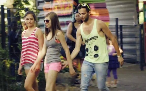 Insolite : Câlins et mains aux fesses à Bobbejaanland