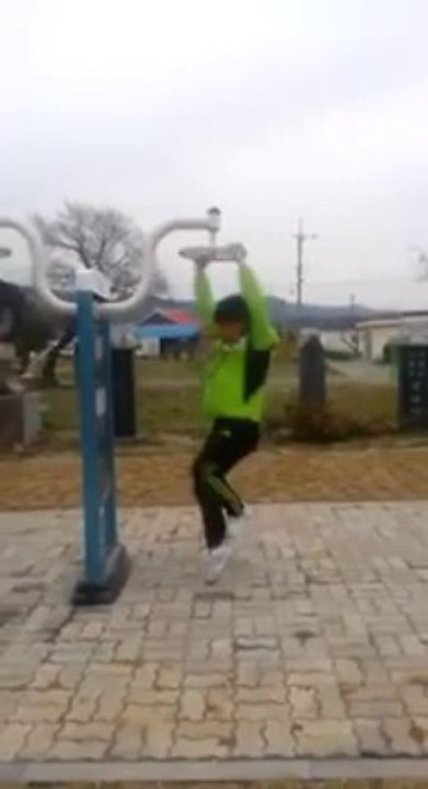 Korean guy trying to stand up after loosing balance so bad!!