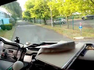 Un passionné de camion au volant