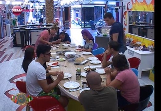 Мира се извинява за избухването й, Ваня и Йоана стават от масата