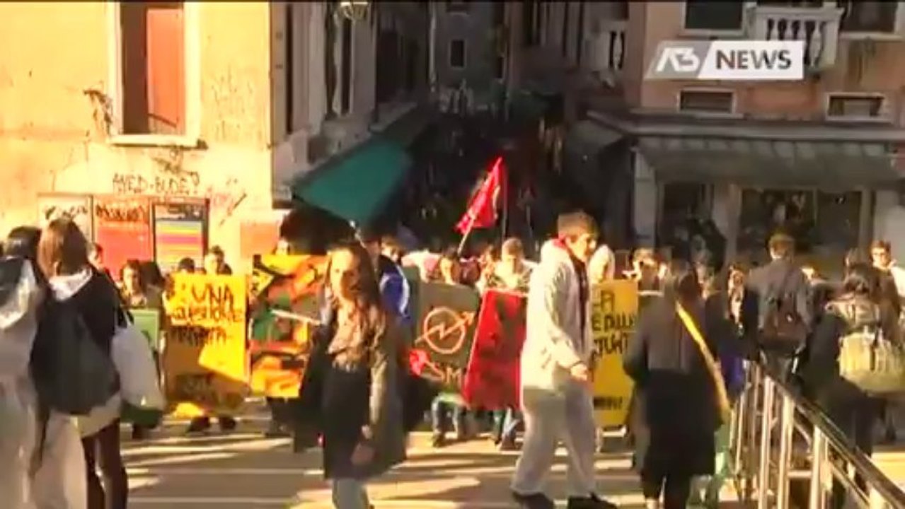 11 10 13 VE IMM PROTESTA STUDENTI PER SITO
