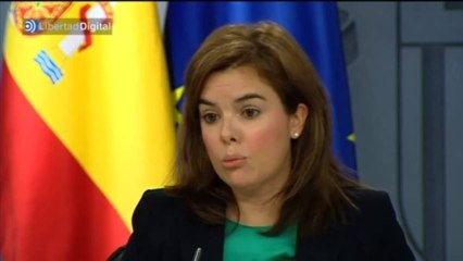 Sáenz de Santamaría corrige a Montoro: "somos conscientes" de que bajan los salarios