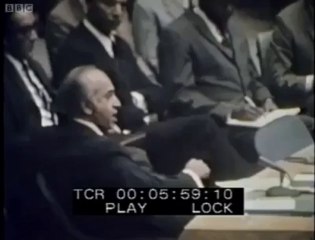 Bhutto tearing the paper into pieces and leaving the security council for PAKISTAN