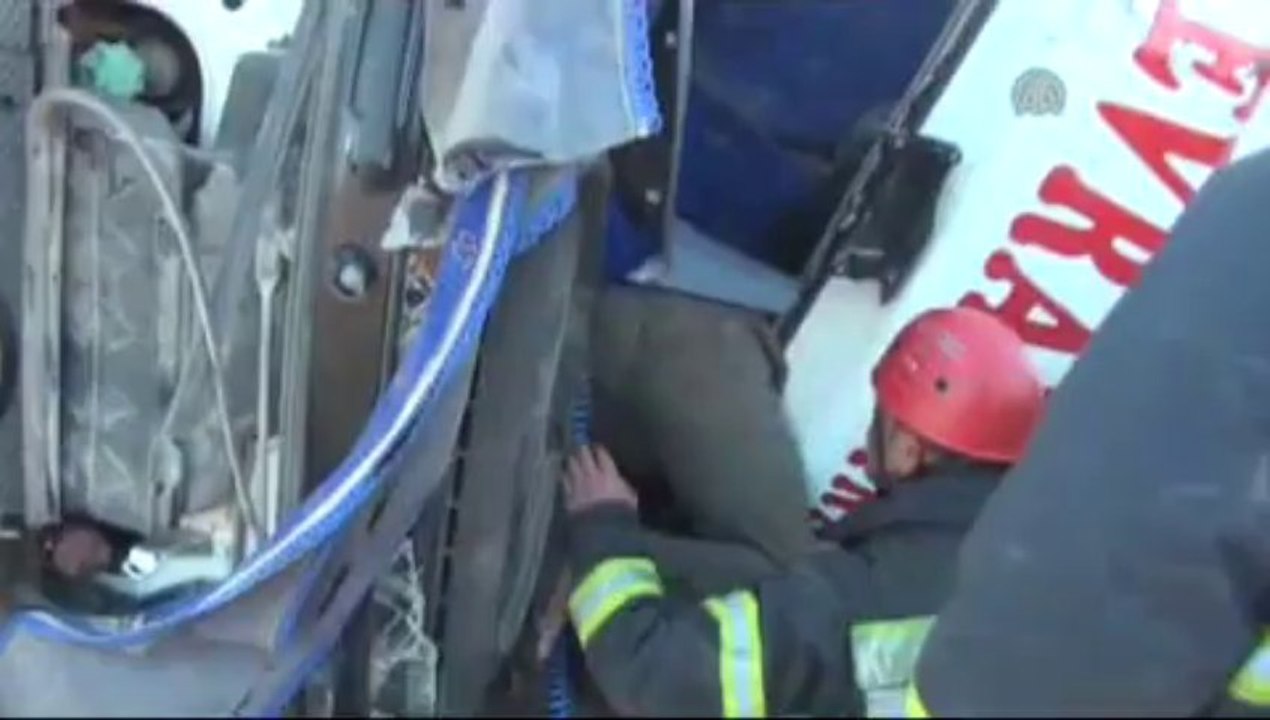 Devrilen tırda sıkıştı,itfaiye kurtardı