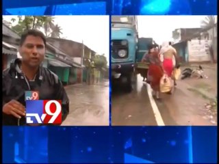 Cyclone Phailin gets closer to India's coast