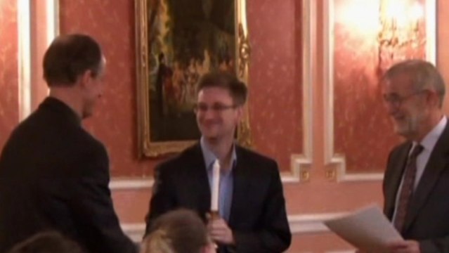 Snowden appears in new WikiLeaks video, accepting intelligence award