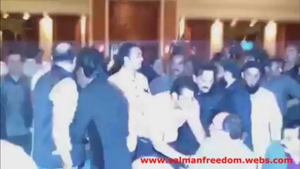 SALMAN KHAN AND SHAHRUKH KHAN HUG AT IFTAAR PARTY