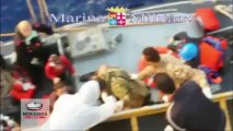 Il salvataggio di numerosi migranti in mare da parte della Marina Militare