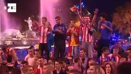 Torcedores do Atlético de Madrid comemoram nas ruas o título da Supercopa.