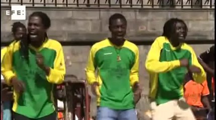 Artistas usam criatividade para atrair público em festival de Edimburgo.