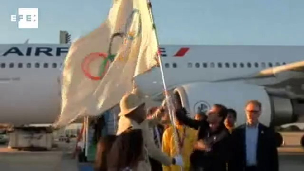 Bandeira olímpica chega ao Rio de Janeiro.