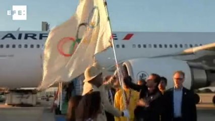 Bandeira olímpica chega ao Rio de Janeiro.
