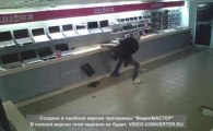 Un voleur arrache des ordis attachés dans un magasin!!