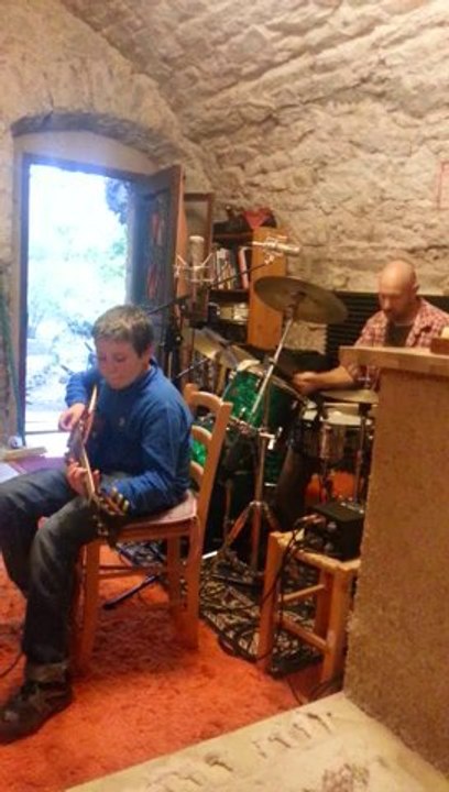 Antoine à la guitare